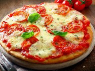 Рецепта Домашна пица с домати и топено сирене